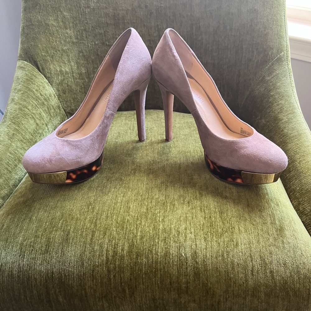 Size 9 Gianni Bini Suede pumps